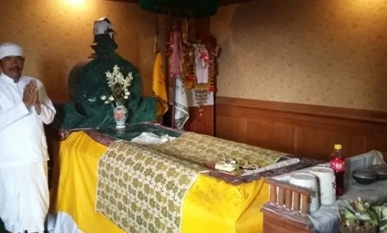 Jelajah Karanganyar: Dari Puncak Candi Megah hingga Makam Raja-Raja yang Keramat!