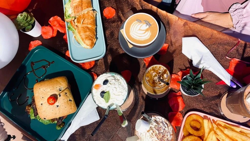 Bukan Cuma Kopi! Jelajahi Menu Unik & Jajanan Khas di Cafe-Cafe Tawangmangu yang Bikin Nagih!