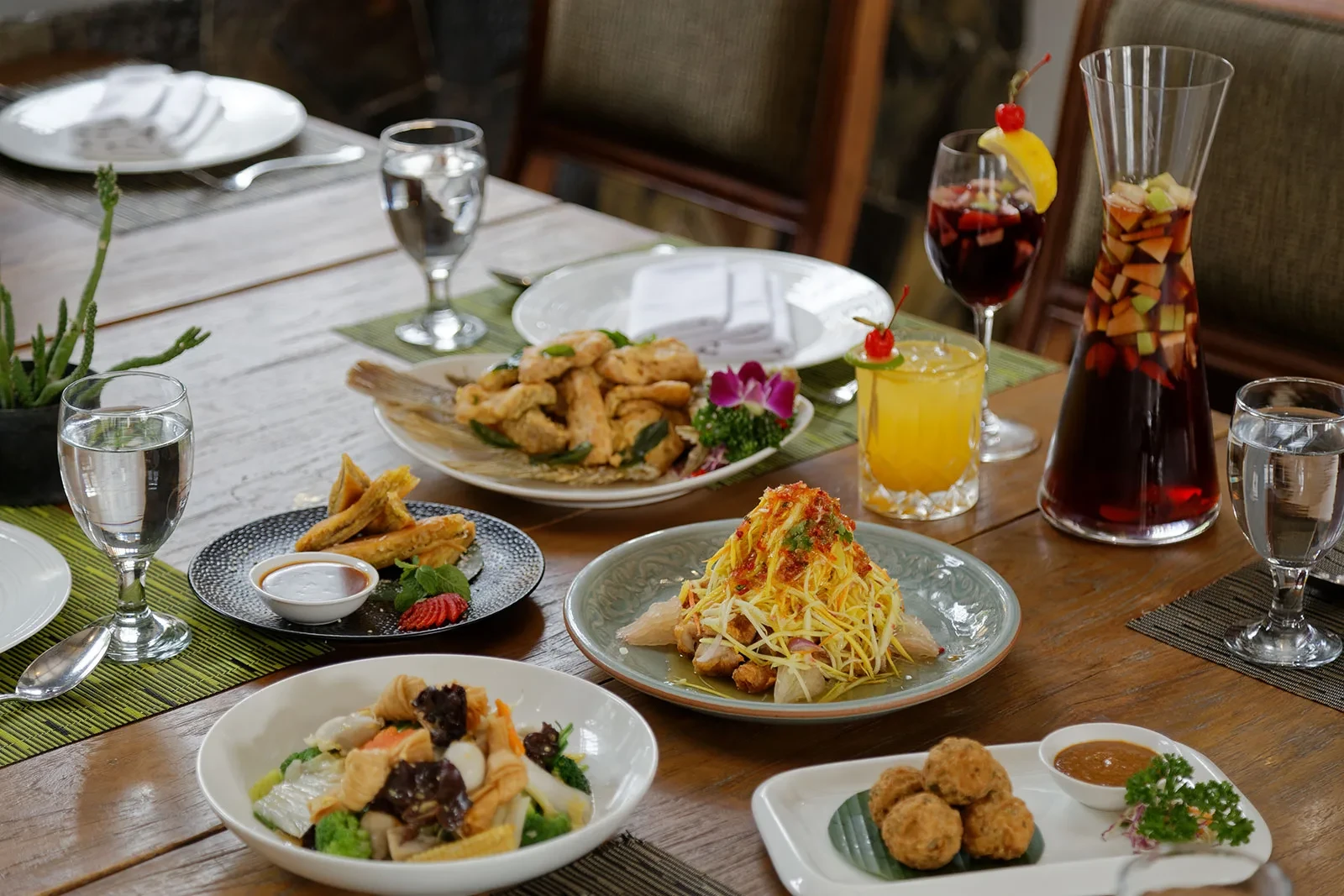 Liburan Anti Ribet! 5 Restoran Ramah Keluarga Dekat Wisata Kamuning, Ada Playground Juga Lho!