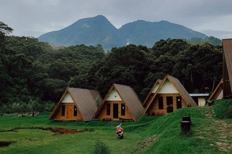Taklukkan Lawu! 5 Jalur Pendakian Tawangmangu yang Wajib Kamu Coba (Bonus View Langka!)